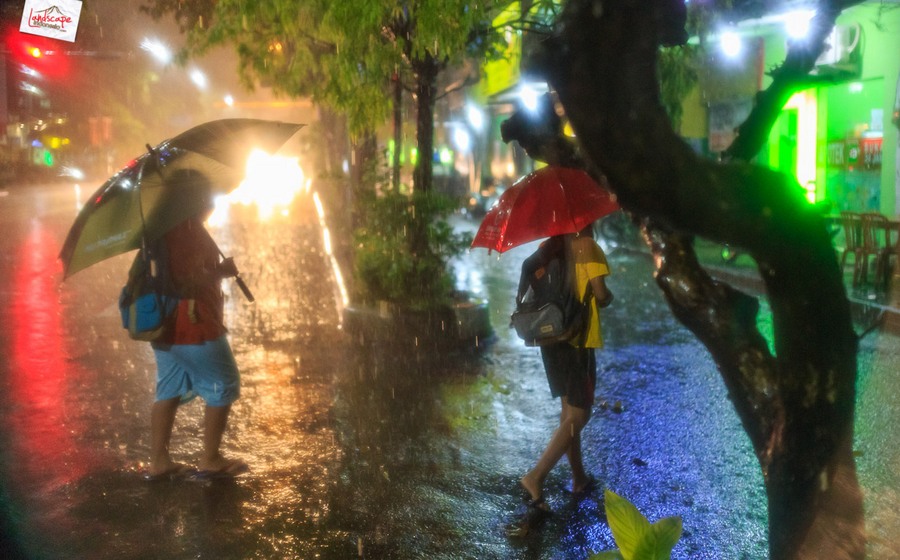 memotret hujan 10 - Tips Suasana Foto Hujan di Malam Hari